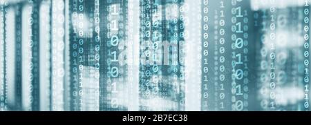 Digitaler Binare Code im Hintergrund Des Rechenzentrums. Technologie Panorama-Hintergrundbild für Ihr Unternehmen Stockfoto