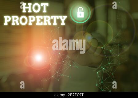 Konzeptionelles Handschreiben mit Hot Property. Das Konzept bedeutet, dass viele zeigen wollen, dass sie kaufen, und es ist sehr wünschenswert Stockfoto