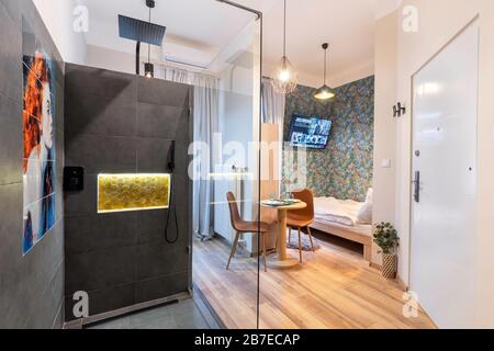 Budapest, Ungarn - 16. Februar 2020: Luxuriöser, winziger Wohnraum mit Dusche im Zimmer. Stockfoto