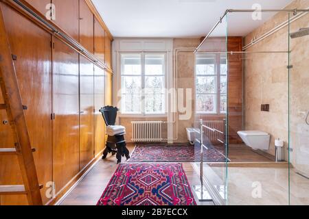 Budapest, Ungarn - 30. Januar 2020: Bad mit moderner Glasdusche, antiken Möbeln und Teppichen auf dem Boden. Stockfoto