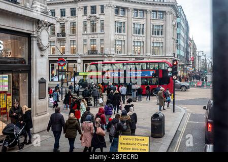 London, Großbritannien. März 2020. Blick auf die Oxford Street von der Spitze des Doppeldeckerbus. Menschen gehen mit Schutzmasken. Große Länder in Europa a Stockfoto