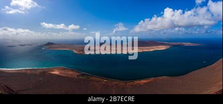 Inselpanorama Lanzarote. Blick auf die Inselgruppe La Graciosa. Stockfoto