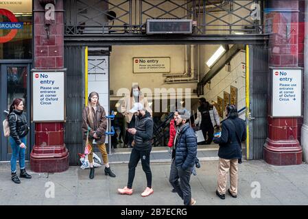 London, Großbritannien. März 2020. Blick auf die Oxford Street von der Spitze des Doppeldeckerbus. Menschen gehen mit Schutzmasken. Große Länder in Europa a Stockfoto