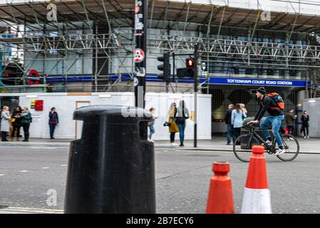 London, Großbritannien. März 2020. Radfahrer rast durch die Kreuzung der Tottenham Court Road in Central London. Während die wichtigsten Länder in der totalen Sperre sind, Großbritannien Stockfoto