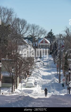 Annapolis Street Szene am sonnigen Tag nach blizzard mit Schnee auf Straßen und Gehwegen, entfernter Fußgänger zu Fuß in der verschneiten Straße. Stockfoto