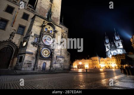 Blick auf das alte Rathaus und die Kirche unserer Lieben Frau vor Týn auf dem Altstädter Ring während des Ausbruchs des Coronavirus, am Abend ohne Menschen auf Tour Stockfoto