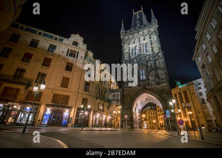 Blick auf den Pulverturm während des Lockdowns, Coronavirus Ausbruch, am Abend ohne Menschen auf touristischem Ort, Prag, Tschechien Stockfoto