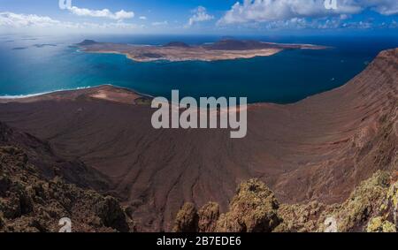 Inselpanorama Lanzarote. Blick auf die Inselgruppe La Graciosa. Stockfoto