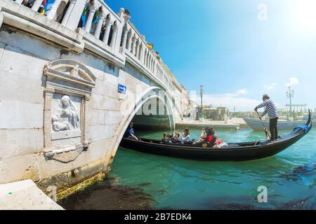 Venedig, Italien - 16. MAI 2019: Gondeln unter der Brücke, eine romantische Tradition in Venedig, Italien Stockfoto