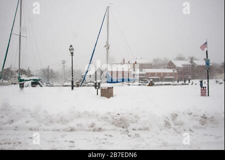 Annapolis Street Szene über dem Hafen während blizzard mit Schnee stark fallen und auf Straßen und Gehwegen und auf Booten im Hafen gehüpft Stockfoto