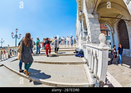 Venedig, Italien - 16. MAI 2019: Touristen gehen auf der Strohbrücke Ponte della Paglia in Venedig entlang Stockfoto