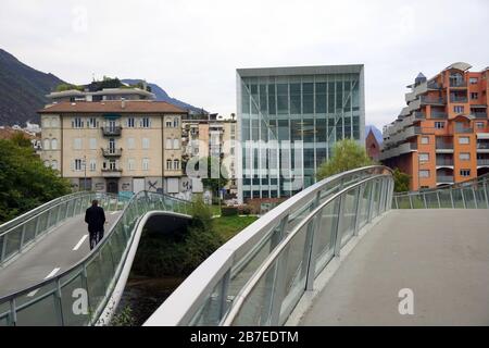 Modernes architektonisches Design des Museion in Bozen, Italien mit anderen Gebäuden an den Seiten Stockfoto