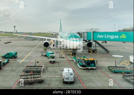 Aer Lingus Airbus A330-200 parkte am Flugsteig und bereitete sich auf einen Flug am Flughafen Dublin, Irland vor. Stockfoto