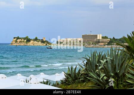 Sani, Halkidiki/Griechenland - 6. August 2015: Blick auf Luxushotel in Sani, Kassandra, Halkidiki, Mazedonien, Griechenland. Stockfoto