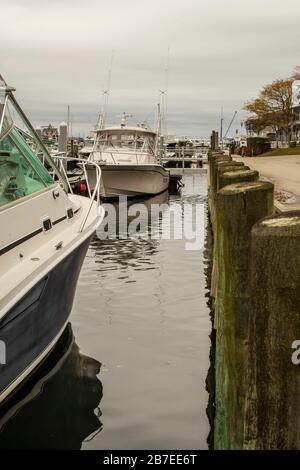 Viele Boote sind hier bei warmem Wetter angedockt, hochpreisige Eigentumswohnungen befinden sich auf der gegenüberliegenden Seite dieses Hafengeländes im Stadtzentrum von Falmouth, Massachusetts. Stockfoto