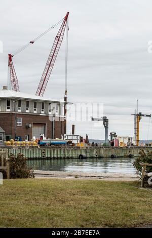 Dieses Gebäude blickt auf Great Harbor im Woods Hole Oceanagraphics Lab. Meeresforschung und biologische Labors hier, einschließlich der Entdeckung der Titanic. Stockfoto