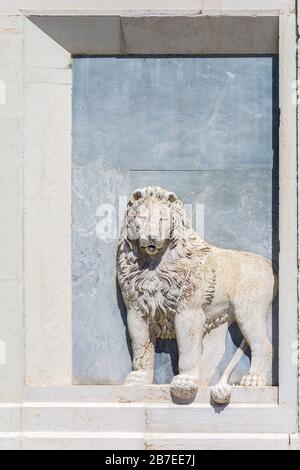 Venedig, Italien - 16. MAI 2019: Marmorrelief - Detail der Fassade Stockfoto