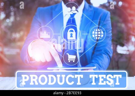 Hinweis zum Produkttest wird geschrieben. Geschäftskonzept zur Messung von Eigenschaften oder Leistung von Produkten Stockfoto