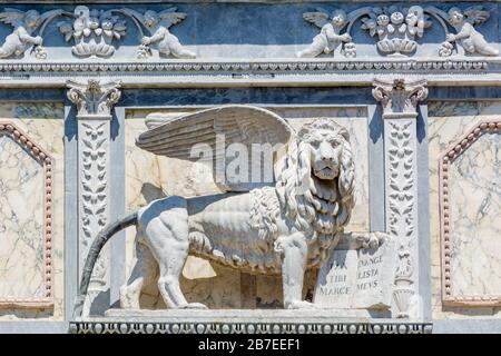 Venedig, Italien - 16. MAI 2019: Marmorrelief - Detail der Fassade Stockfoto