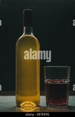 Hausgemachter Apfelwein. Eine Flasche mit Platz für die Inschrift, ein