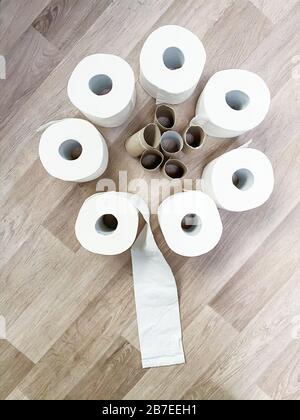 Toilettenpapier rollt in Form von Bouquet konzeptionellem Hintergrund Stockfoto