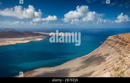 Inselpanorama Lanzarote. Blick auf die Inselgruppe La Graciosa. Stockfoto