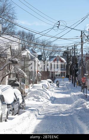 Annapolis Street Szene am sonnigen Tag nach blizzard mit Schnee gehüpft entlang Straßen und Gehwegen, weit entfernte Fußgänger schaufeln und in Schnee gehen Stockfoto