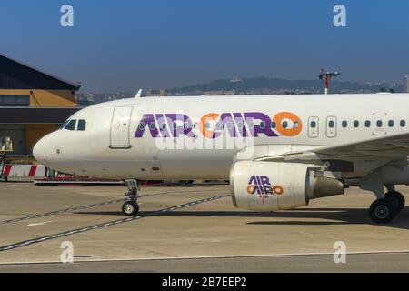 NEAPEL, ITALIEN - AUGUST 2019: Airbus A320-Kurzstreckenflugzeug der ägyptischen Fluggesellschaft Air Cairo mit dem Taxi zum Terminal am Flughafen Neapel Stockfoto