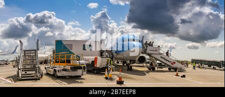 FLUGHAFEN BRISTOL, ENGLAND - AUGUST 2019: Panoramaaussicht auf einen TUI Boeing 737-Urlaubsjet, umgeben von Bodenausrüstung am Flughafen Bristol. Stockfoto