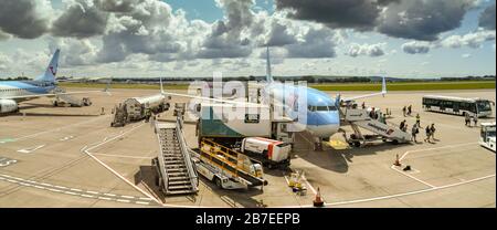 FLUGHAFEN BRISTOL, ENGLAND - AUGUST 2019: Panoramaaussicht auf einen TUI Boeing 737-Urlaubsjet, umgeben von Bodenausrüstung am Flughafen Bristol. Stockfoto