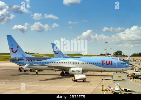 FLUGHAFEN BRISTOL, ENGLAND - AUGUST 2019: TUI Boeing 737-Urlaubsflugzeuge, die Passagiere auf dem Flughafen Bristol erwarten. Stockfoto