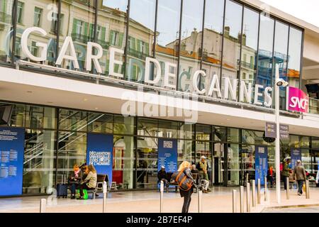 CANNES, FRANKREICH - APRIL 2019: Außenansicht der vorderen Einfahrt zum Bahnhof in Cannes. Stockfoto