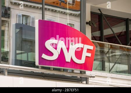 CANNES, FRANKREICH - APRIL 2019: Nahaufnahme des französischen Eisenbahnlogos der SNCF auf einem Schild über dem Bahnhof in Cannes. Stockfoto