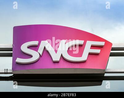 CANNES, FRANKREICH - APRIL 2019: Nahaufnahme des französischen Eisenbahnlogos der SNCF auf einem Schild über dem Bahnhof in Cannes. Stockfoto