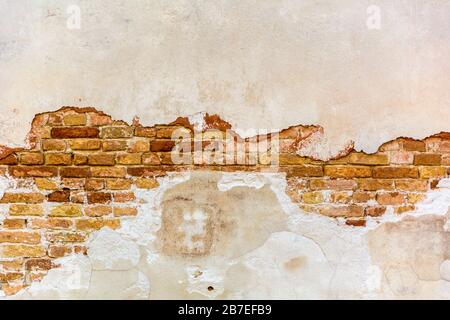 Leere alte Backsteinmauer und Reste der Putzstruktur. Malte Distressed Wandoberfläche. Stockfoto