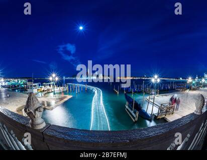 Venedig, Italien - 16. MAI 2019: Blick auf die Gondeln in der Nähe des Markusplatzes in Venedig mit der Kirche San Giorgio Maggiore im Hintergrund Stockfoto