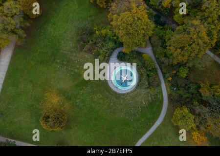Draufsicht auf den berühmten Monopteros-Tempel im Englischen Garten Münchens. Stockfoto