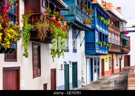 Traditionelle bunte Häuser mit Balkon in Santa Cruz de La Palma, Kanarische Insel, Spanien. Stockfoto