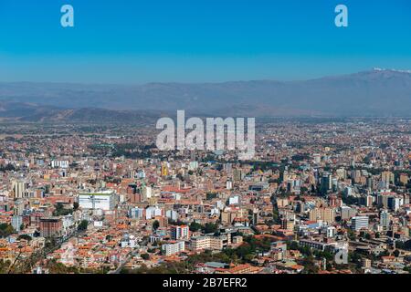 Blick vom Berg Serrania de San Pedro hinunter auf die Stadt Cocabamba, Bolivien, Lateinamerika Stockfoto