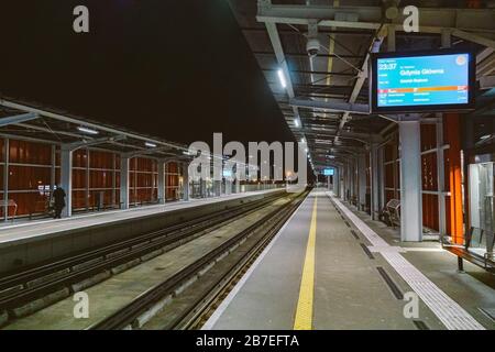 Bahnhof am Danziger Flughafen GDN in Polen Bahnsteig des Flughafens Lech Walesa in Gdansk, Polen. Bahnhof Danziger Flughafen Lotnisko Stockfoto