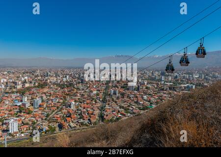 Blick vom Berg Serrania de San Pedro hinunter auf die Stadt Cocabamba, Bolivien, Lateinamerika Stockfoto