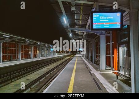 Bahnhof am Danziger Flughafen GDN in Polen Bahnsteig des Flughafens Lech Walesa in Gdansk, Polen. Bahnhof Danziger Flughafen Lotnisko Stockfoto