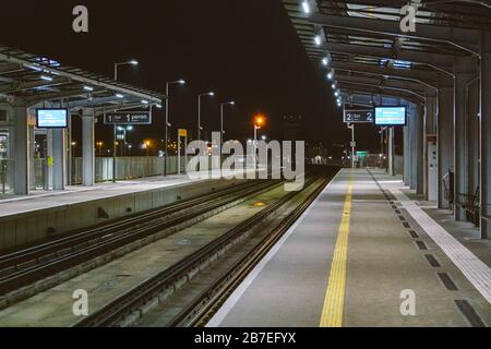 Bahnhof am Danziger Flughafen GDN in Polen Bahnsteig des Flughafens Lech Walesa in Gdansk, Polen. Bahnhof Danziger Flughafen Lotnisko Stockfoto