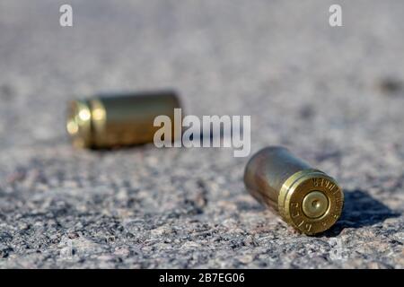 Patronen und Patronen liegen auf dem Boden, Gefahr und Angst bei Menschen Stockfoto