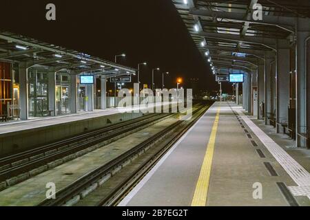 Bahnhof am Danziger Flughafen GDN in Polen Bahnsteig des Flughafens Lech Walesa in Gdansk, Polen. Bahnhof Danziger Flughafen Lotnisko Stockfoto