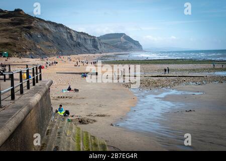 Urlauber am Strand in Charmouth, Dorset, England. Stockfoto