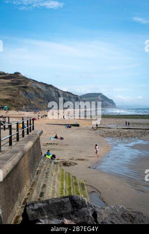 Urlauber am Strand in Charmouth, Dorset, England. Stockfoto