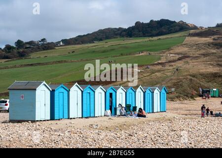 Umkleideschuppen am Strand in Charmouth, Dorset, England Stockfoto