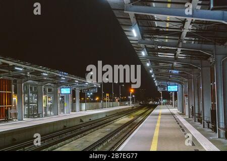 Bahnhof am Danziger Flughafen GDN in Polen Bahnsteig des Flughafens Lech Walesa in Gdansk, Polen. Bahnhof Danziger Flughafen Lotnisko Stockfoto