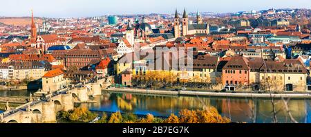 Beeindruckende Würzburger Altstadt bei Sonnenuntergang, Bayern, Deutschland. Stockfoto